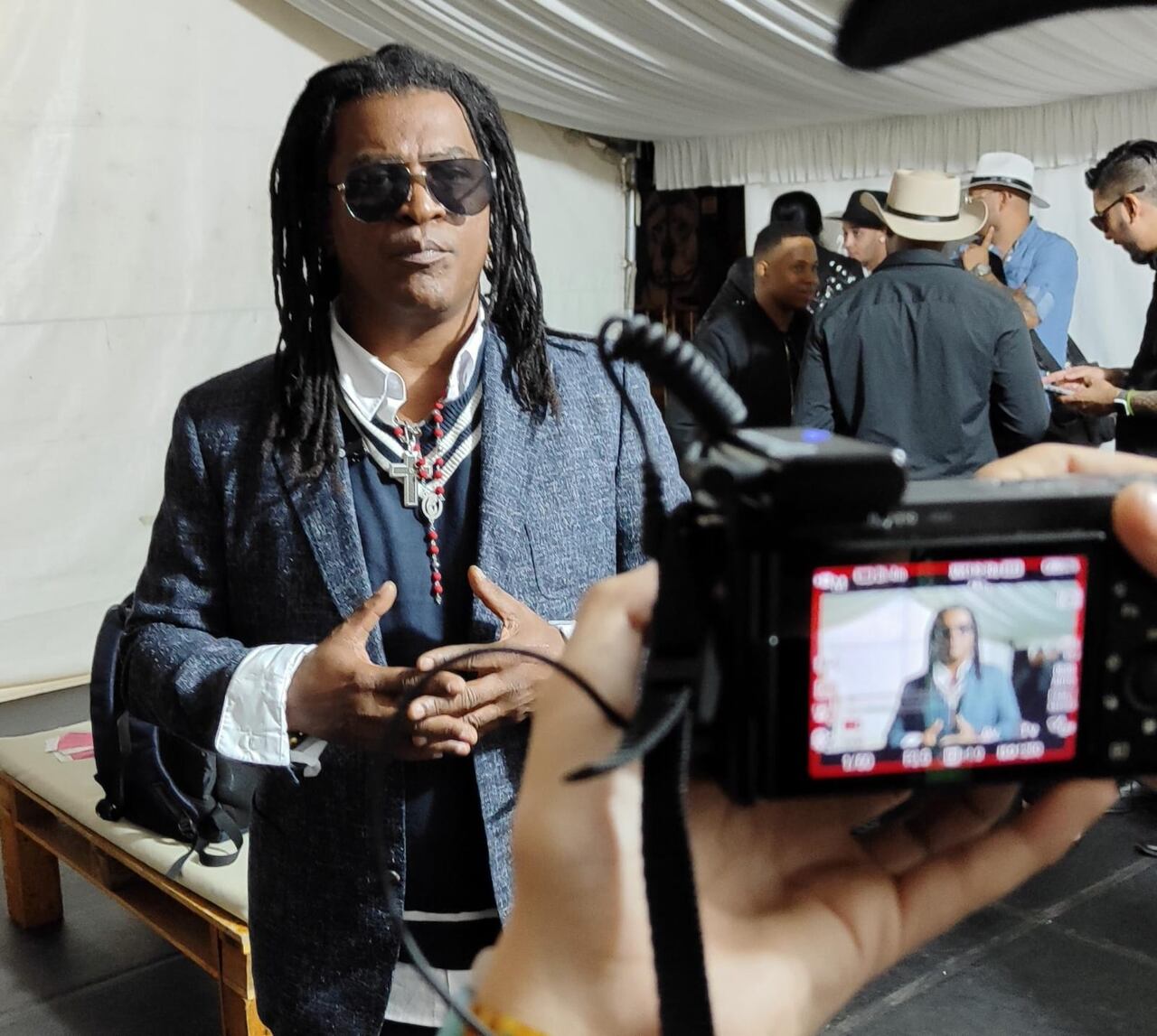 La gran popularidad y las múltiples dotes de este ‘poeta de la rumba’ se reflejan en sus actuaciones como cantante invitado de los grandes de la salsa como Oscar D’Leon, Gilberto Santa Rosa, Issac Delgado, Adalberto Álvarez, Mayimbe, Son Como Son, Timba Live, Pupy y Los que Son Son, Charanga Latina, Havana D´Primera, Tumbao Habana y Elio Reve Jr., por nombrar solamente algunos.