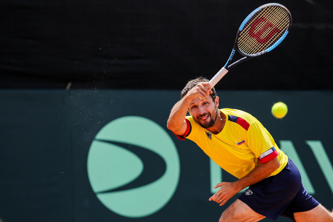 Bogotá. Febrero 03 de 2024. En las instalaciones del Club Bellavista de Colsubsidio tuvo lugar la Copa Davis 2024, que enfrentó a la selección colombiana de tenis contra la selección de Luxemburgo. En el primer partido de dobles de la segunda jornada, los tenistas Nicolás Mejía de Colombia y Alex Knaffde Luxemburgo, resultando victorioso el colombiano. (Colprensa - Mariano Vimos)