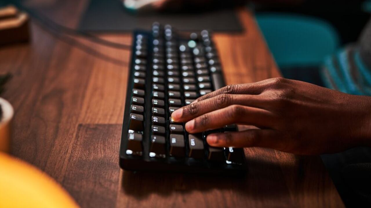 Teclado mecánico el cual es usado por gamers para las partidas competitivas