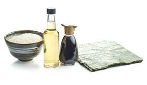 Hay vinagre de arroz blanco, negro y rojo.