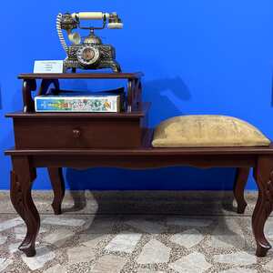 Mesa de teléfono y teléfono vintage adquiridos en el Mercado de Pulgas de la Calle 16 en Cali por el Museo CALIWOOD.