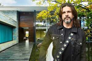 Juanes en su casa de Envigado