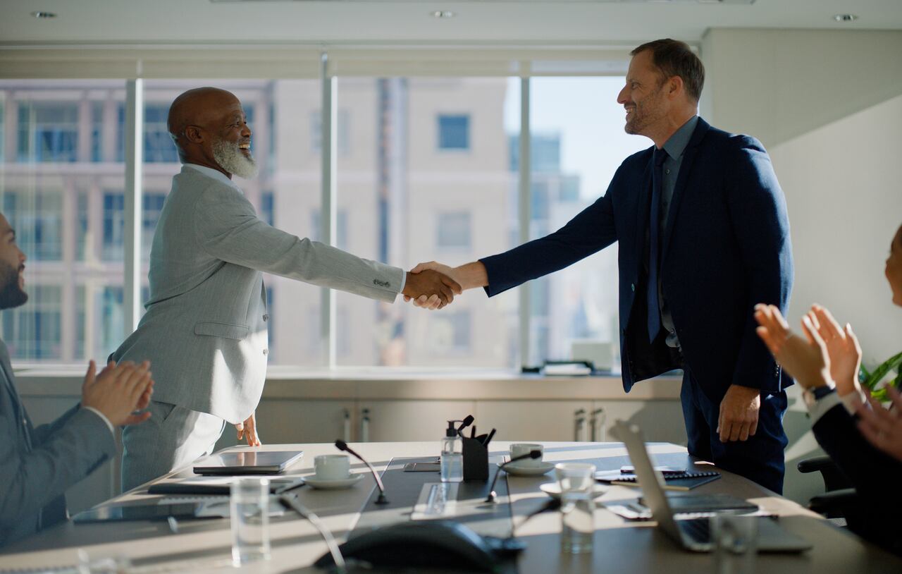 Entre los signos más destacados para recibir influencias positivas se encuentran aquellos conocidos por su determinación y liderazgo en el trabajo.