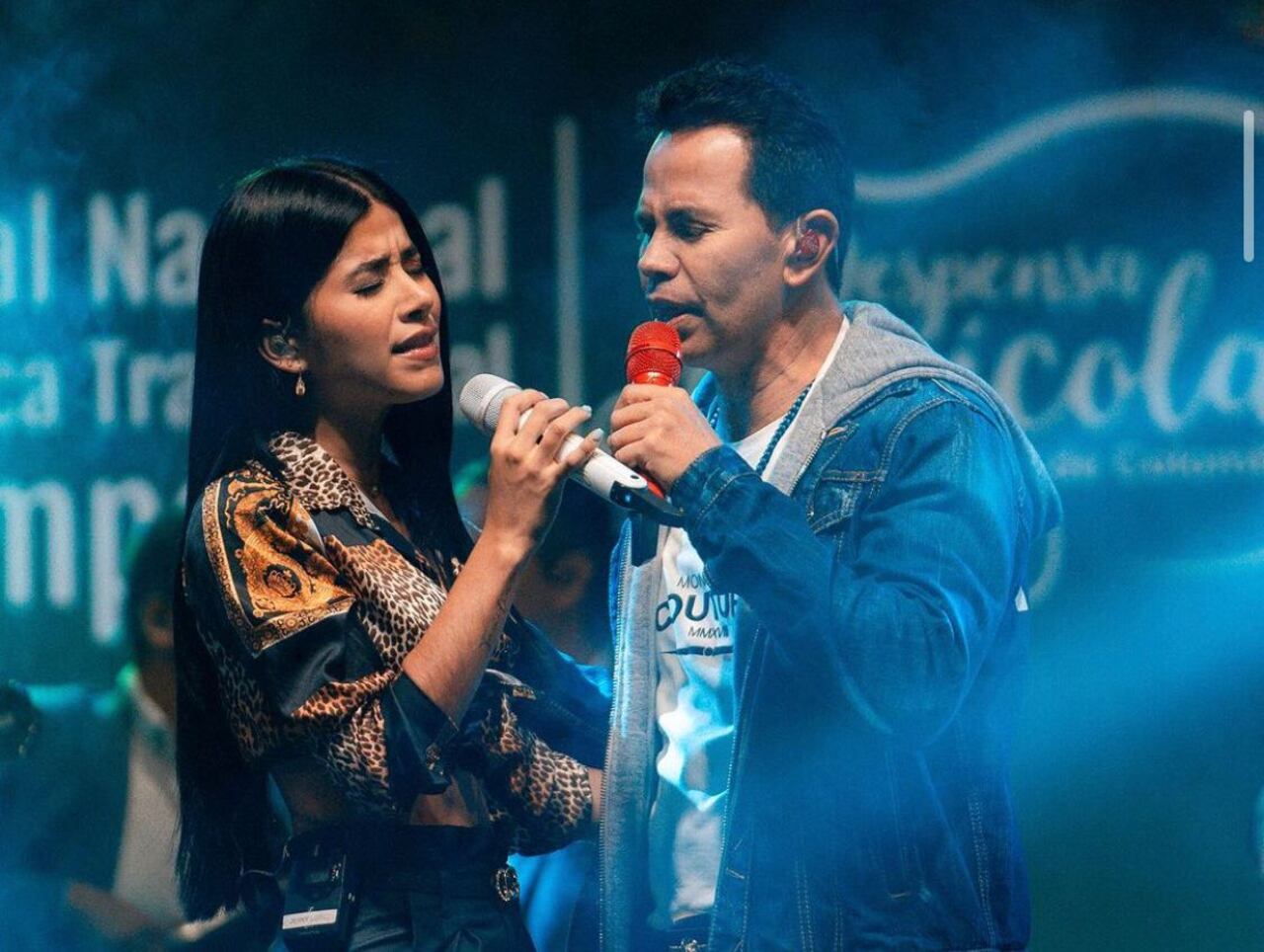 Novia de Jhonny Rivera posa en vestido de baño en medio dela playa