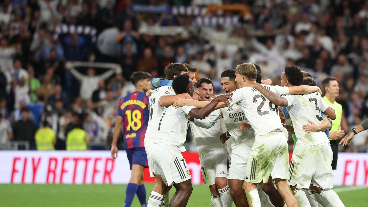 Los jugadores del Real Madrid celebran su victoria al final del partido de la liga española entre el Real Madrid CF y el FC Barcelona en el Estadio Santiago Bernabéu de Madrid el 26 de octubre de 2025. (Foto de Oscar DEL POZO / AFP)