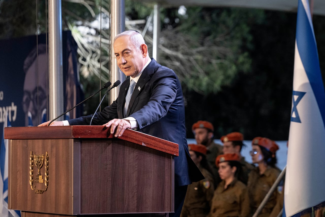 El primer ministro israelí, Benjamin Netanyahu, habla en el monumento estatal al líder sionista Zeev Jabotinsky en el cementerio militar Monte Herzl en Jerusalén, el 4 de agosto de 2024. (Foto de Naama Grynbaum / POOL / AFP)