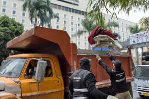 La Secretaría de Seguridad y Justicia llevó a cabo los operativos de erradicación de asentamientos a la orilla del río Cali entre los sectores del Gato y el Hotel Inter, ahí se encontraron colchonetas, avisos publicitarios, tejas, entre otros materiales, cabe mencionar que esta acción corresponde a la estrategia de recuperación del espacio público en diferentes espacios de la ciudad.