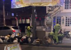 Este es uno de los separadores viales del barrio Los Guayacanes, donde vecinos denuncian la acumulación de escombros y residuos que duran semanas sin ser retirados.