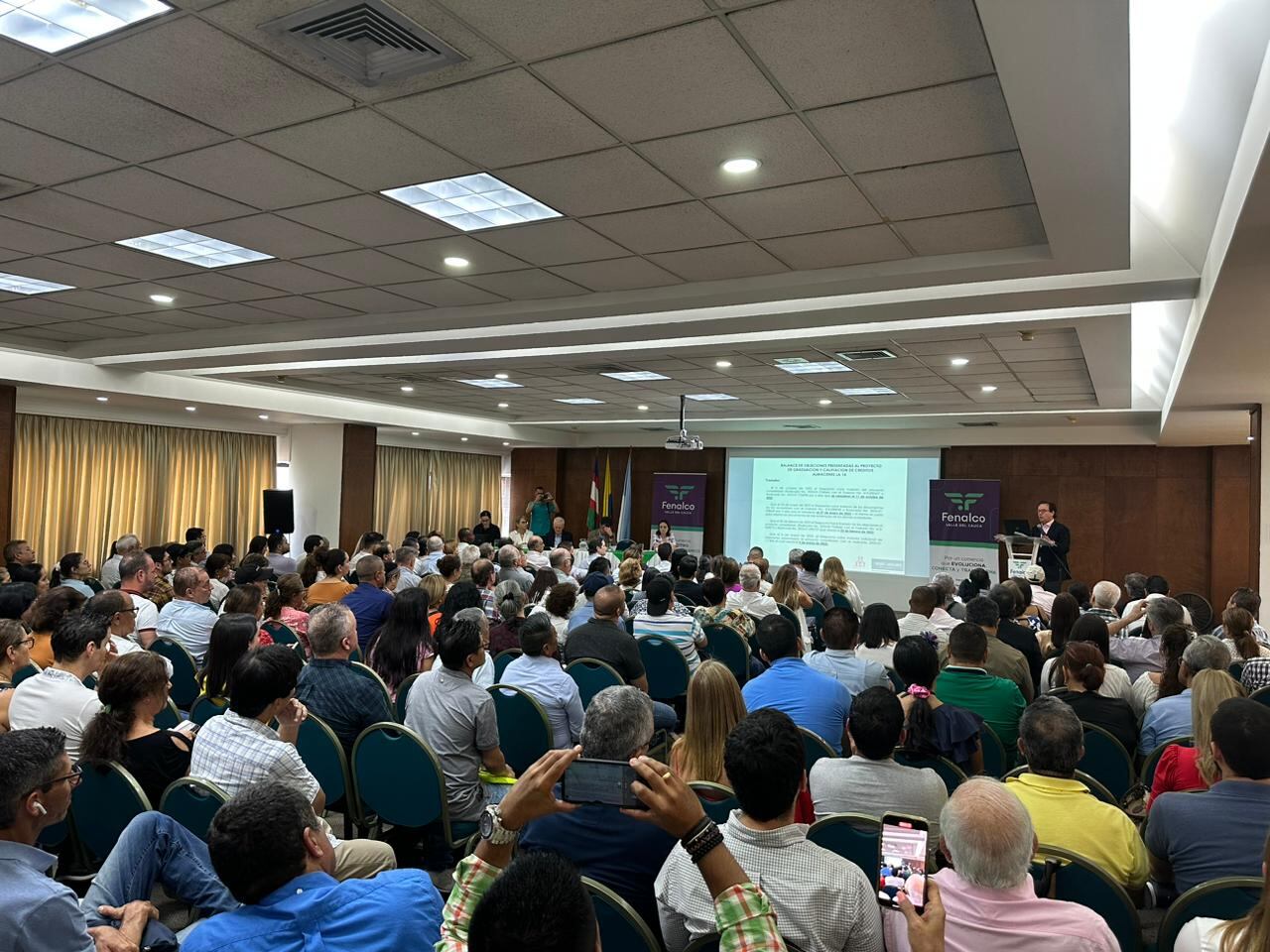 Empresarios afectados por la liquidación de La 14 se reunieron en Fenalco para conocer los avances del proceso.