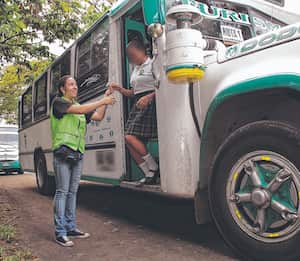Con el contrato se beneficia a 6062 estudiantes del casco urbano de Cali, 7484 de la zona rural, 4864 de la ladera, 357 jóvenes en condición de discapacidad y 4010 reubicados por obras en sus colegios.