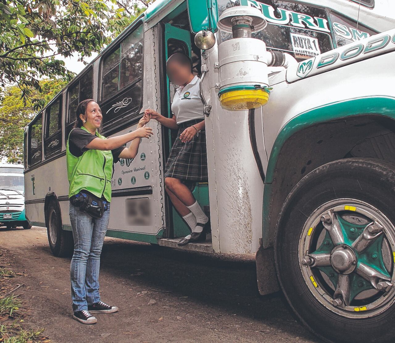 Con el contrato se beneficia a 6062 estudiantes del casco urbano de Cali, 7484 de la zona rural, 4864 de la ladera, 357 jóvenes en condición de discapacidad y 4010 reubicados por obras en sus colegios.