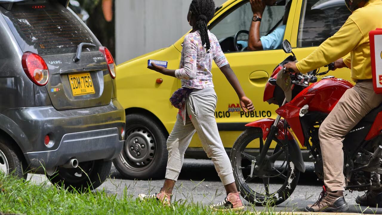 Las intersecciones semafóricas de Cali son los lugares en donde más se pueden encontrar menores de edad trabajando en diversas labores.