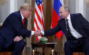 ARCHIVO - El presidente estadounidense Donald Trump (izquierda) y su homólogo ruso, Vladímir Putin (derecha), se dan la mano al inicio de una reunión bilateral el 16 de julio de 2018, en el palacio presidencial de Helsinki, Finlandia. (Foto AP/Pablo Martínez Monsiváis, Archivo)