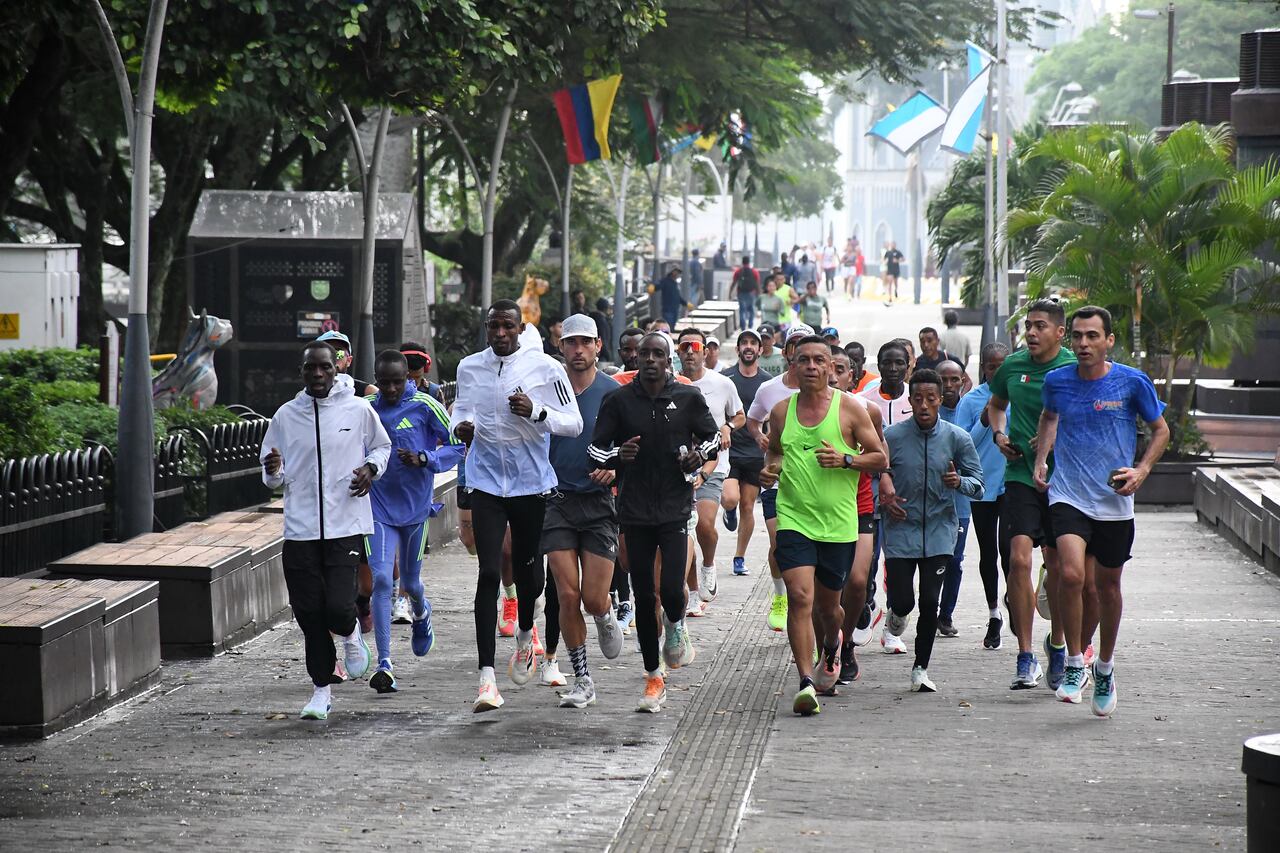 Afición: Cali respira atletismo previo al Maratón que se vivirá la ciudad el próximo domingo. Atletas de los cinco continentes se encuentran en Cali en busca de los mejores tiempos. Foto José L Guzmán. EL País.