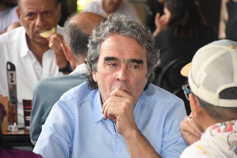 Sergio Fajardo y Jorge Robledo, en campaña por Cali, Panaderia Kuty.