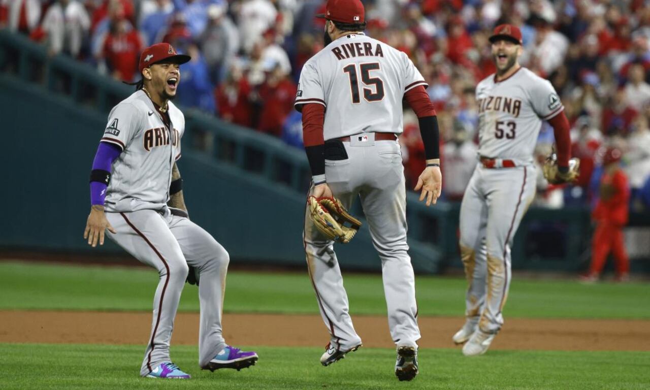 En un partido de alta tensión, su compañero Corey Seager había empatado el encuentro a cinco carreras con un batazo similar.