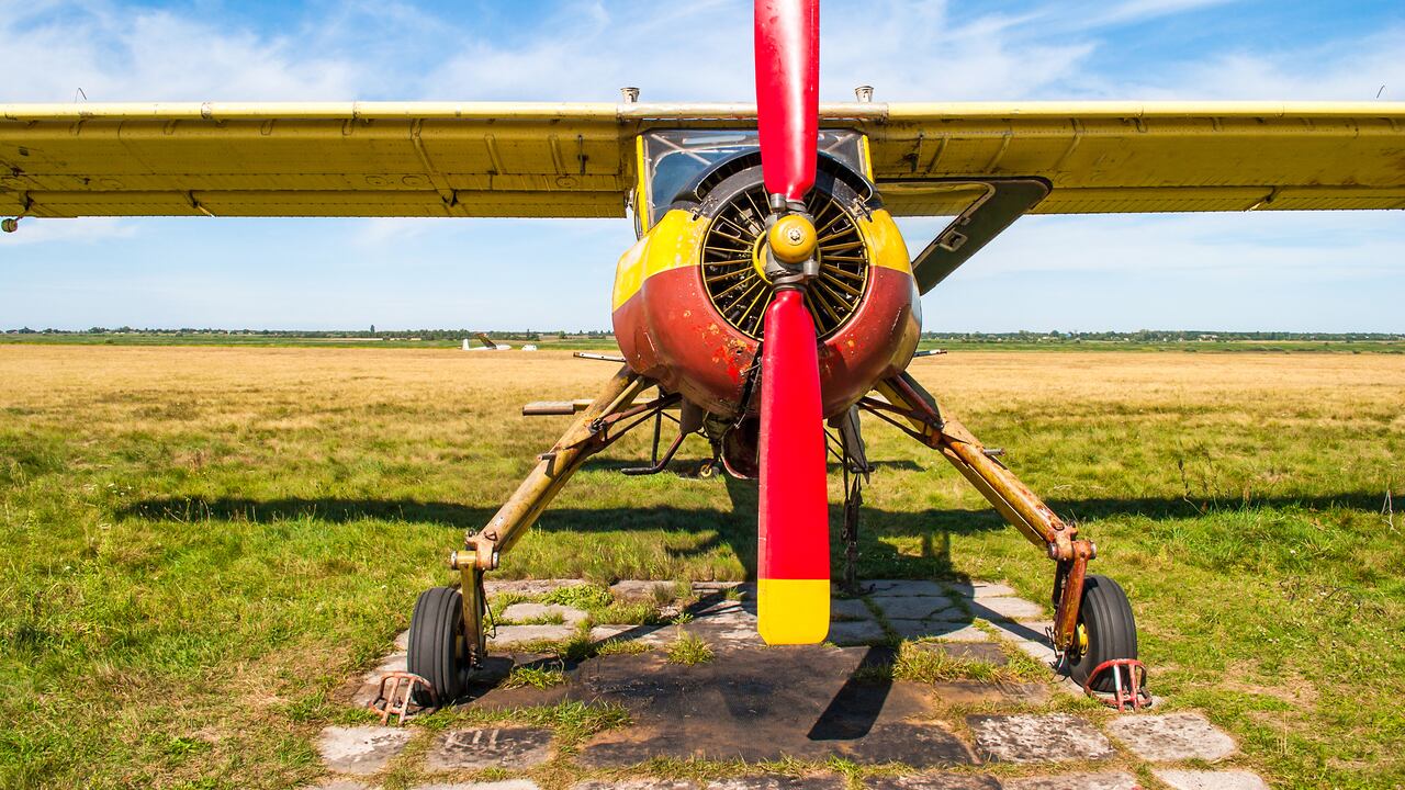 La hélice de la avioneta fumigadora le cortó el brazo al hombre.
