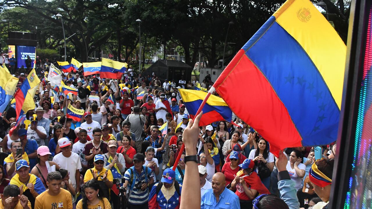 Cali: Migrantes venezolanos se reúnen en el bulevar del río en rechazo a la posesión de Maduro como presidente en Venezuela. Fotos: José L Guzmán. El País