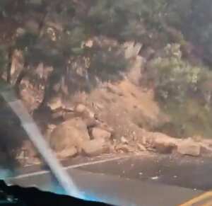 Rocas de gran tamaño cayeron sobre la vía.