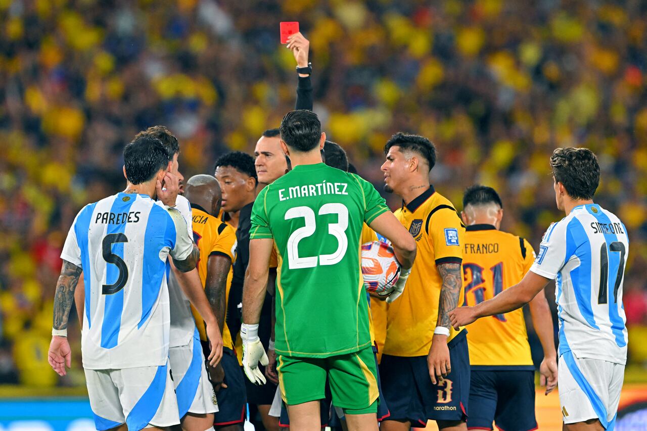 El árbitro colombiano Wilmar Roldán muestra una tarjeta roja al defensa argentino Nicolás Otamendi (no visto) durante el partido de las eliminatorias sudamericanas al Mundial de la FIFA 2026 entre Ecuador y Argentina en el Estadio Monumental Banco Pichincha en Guayaquil, Ecuador, el 9 de septiembre de 2025. (Foto de Rodrigo BUENDIA / AFP)