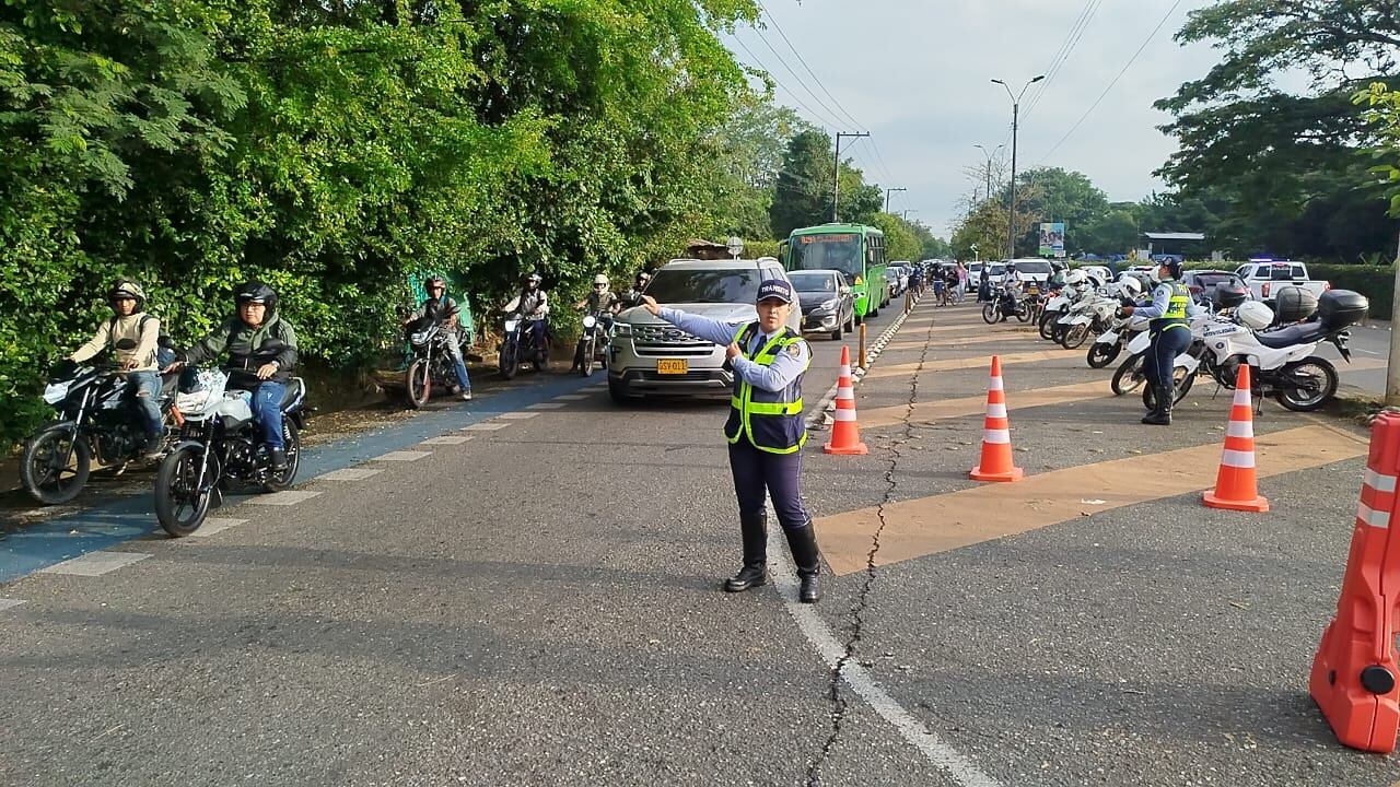Inicia plan piloto de contraflujo en la Avenida Cañasgordas para mejorar la movilidad. Más de 30 unidades de tránsito de Cali, Jamundí y el Valle del Cauca estarán regulando el tráfico