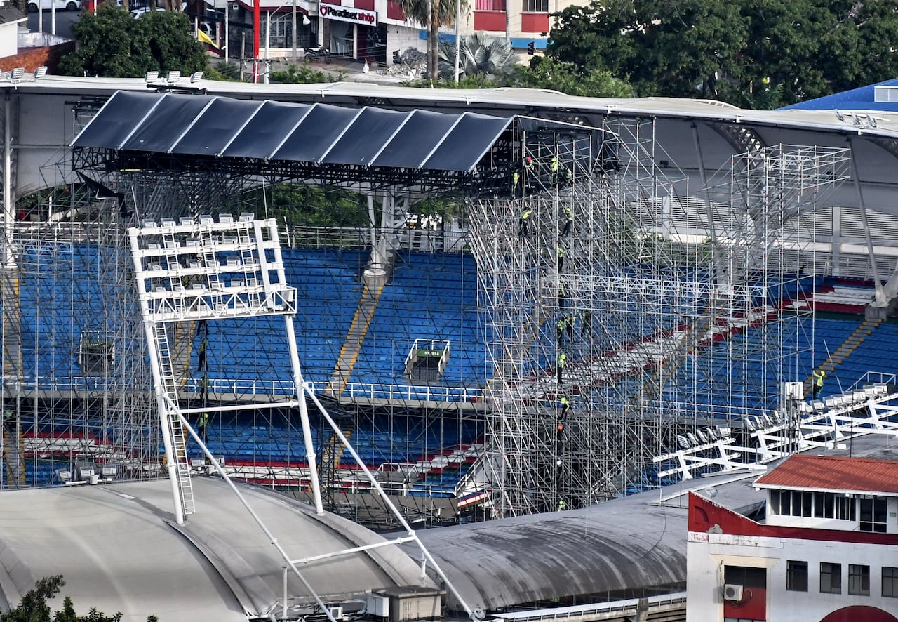 Montaje de la tarima del concierto de Shakira en el Estadio Pascual Guerrero.