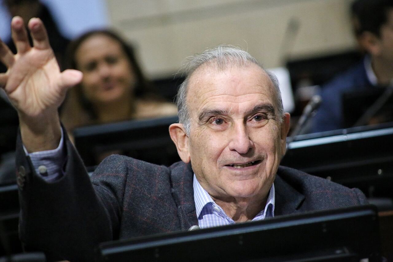 El senador votó en contra del artículo 8 del PND que daba facultades al Gobierno para implementar las recomendaciones del informe final de la Comisión de la Verdad.