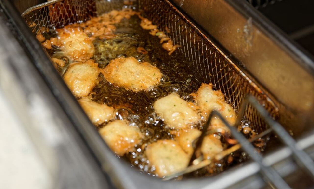 El uso excesivo de la freidora puede favorecer el sobrepeso, aumentar el colesterol y los triglicéridos, y ser un factor de riesgo para problemas cardiovasculares, según advierte la OMS.