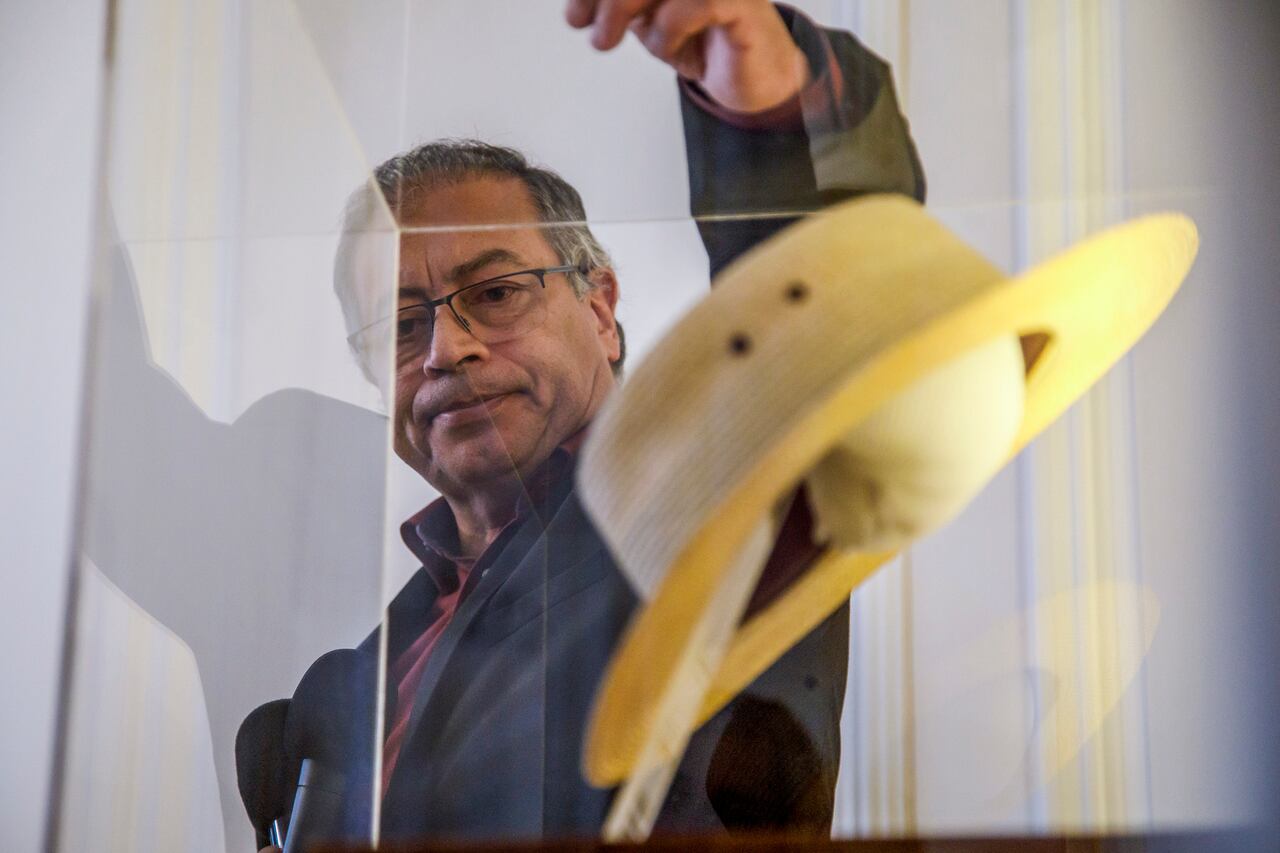 Presidente Gustavo Petro con el sombrero de Carlos Pizarro.