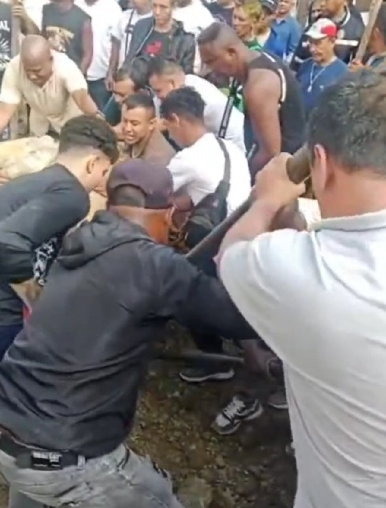 La misma comunidad, en las horas de la mañana de este jueves 23 de octubre, lograron dar paso a los vehículos, retirando las grandes rocas.