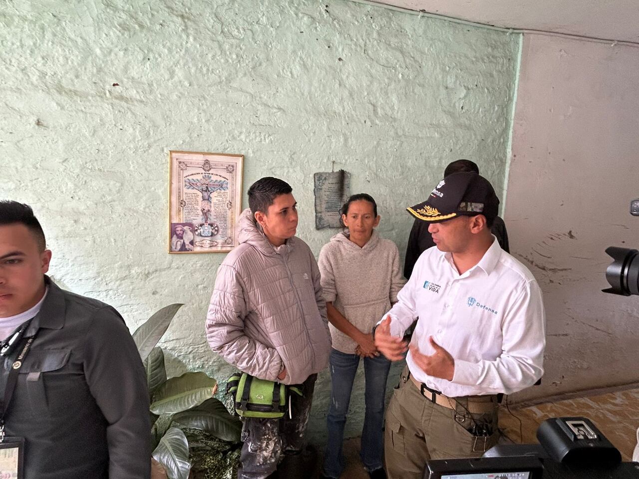 El ministro ingresó a algunas viviendas afectadas.