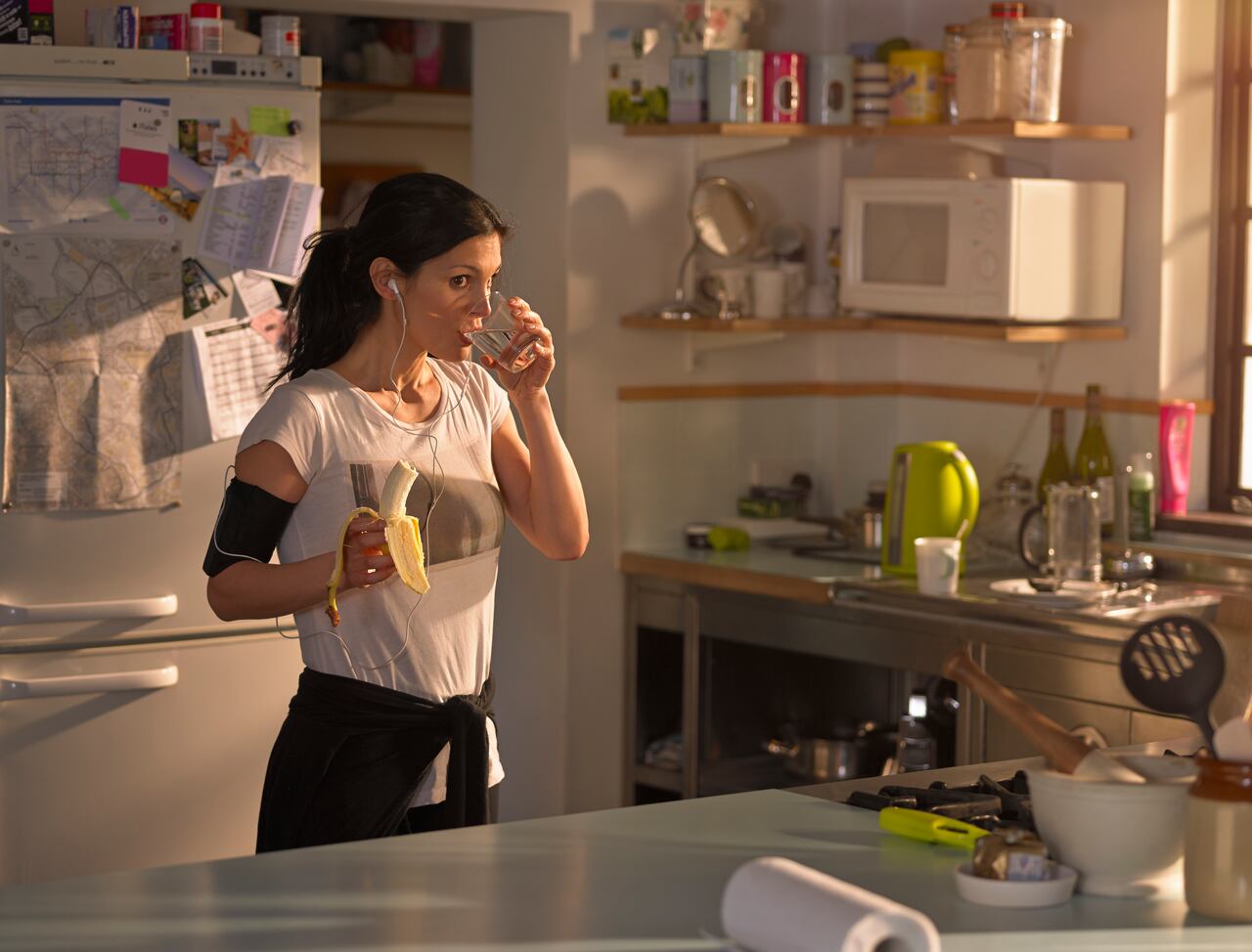 Mujer en la cocina preparándose para correr