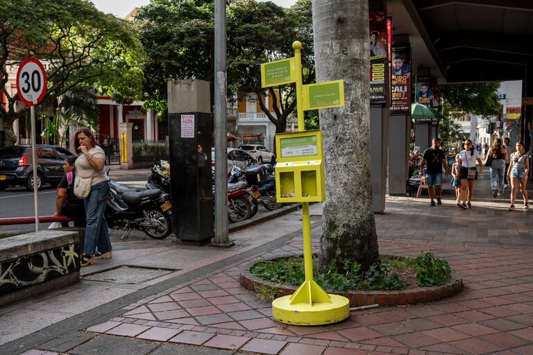 Varios adultos fumadores del sector pudieron disponer sus colillas de manera adecuada e interactuaron con el squad que estuvo presente en más de 30 jornadas de educación y sensibilización para incentivar el uso de los colilleros.