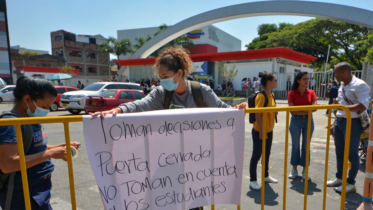 Estudiantes de la Escuela Nacional del Deporte se encuentran protestando en la sede de la institución. por la elección de la nueva rectora, la cual, según la información, fue elegida por cinco personas, cuando debían ser ocho participantes.