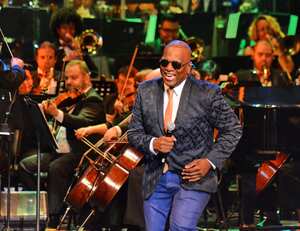 El cantante caleño Willy Garcia canta en el Teatro Municipal durante el lanzamiento de la Feria de Cali 2018.
Fotos: Giancarlo Manzano / El País