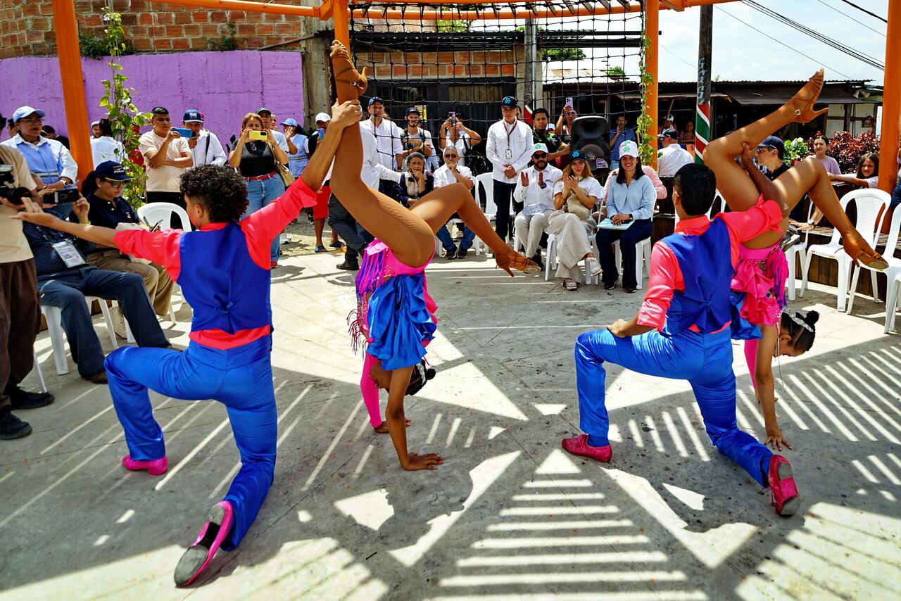 Diana Marcela Morales ministra de Comercio, Industria y Turismo, estuvo en la apertura oficial del corredor turístico de la comuna 20. Esta ruta turística comunitaria en Siloé, ofrece una experiencia cultural y comunitaria, destacando la historia, el arte, y las tradiciones del barrio. El recorrido, que puede realizarse a pie o a través del sistema MIO Cable. Es importante destacar la belleza de los murales pintados sobre las fachadas de las viviendas, que cuentan historias de sus habitantes. Foto Jorge Orozco