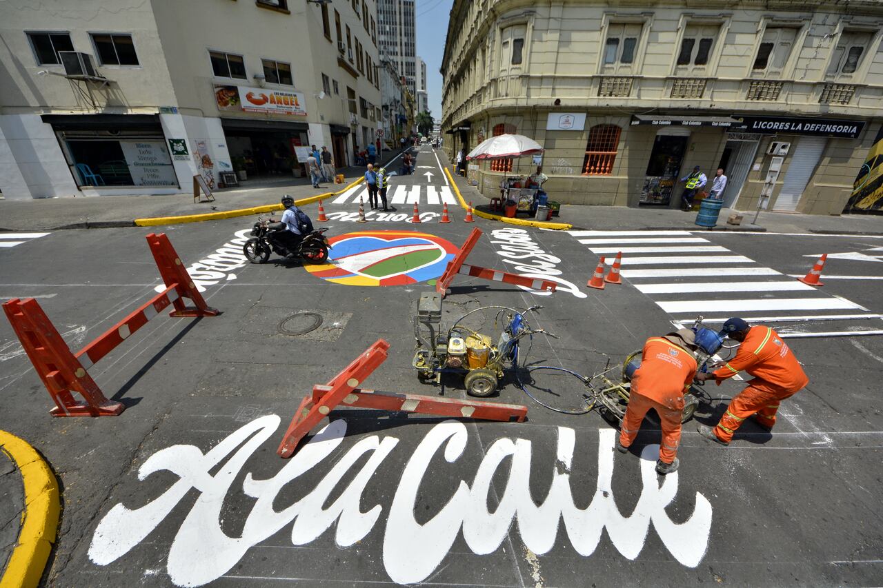 la Secretaría de Movilidad de Cali hace el demarcado de señales viales en el polémico sector de la Calle del Pecado, en el centro de la ciudad.