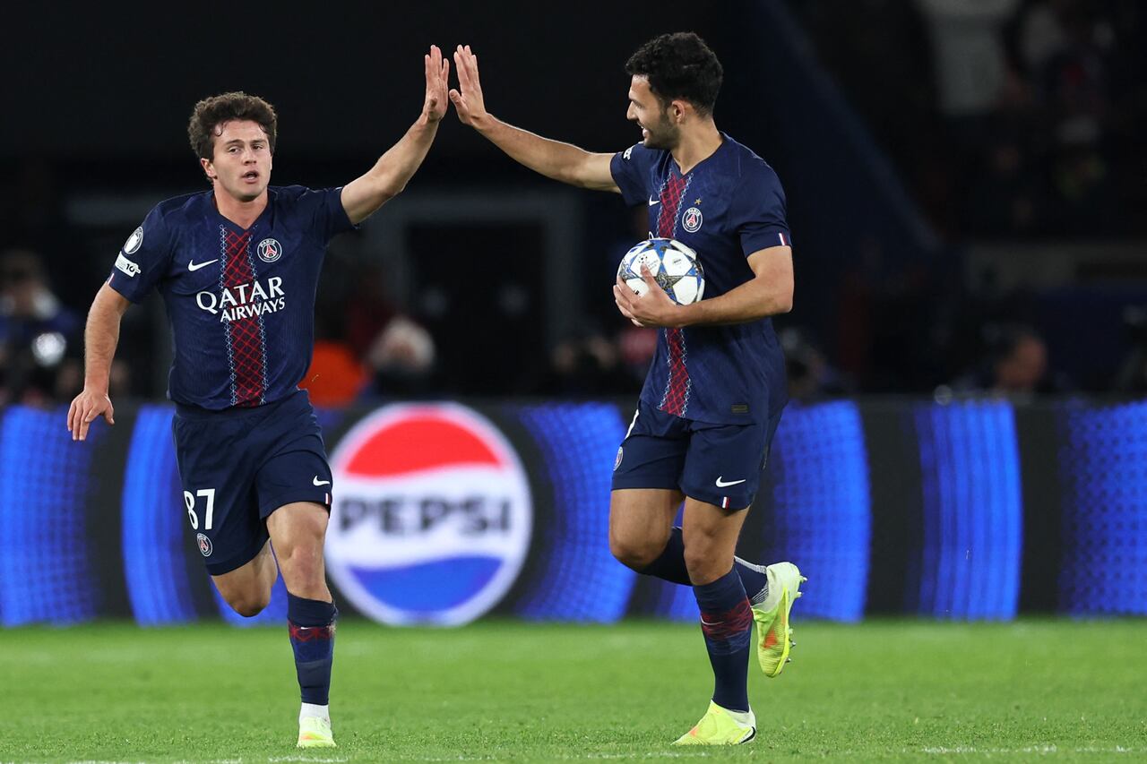 El centrocampista portugués del Paris Saint-Germain, Joao Neves (izq.), número 87, celebra el primer gol de su equipo durante el partido de la jornada 4 de la fase de grupos de la UEFA Champions League entre el Paris Saint-Germain (PSG) y el FC Bayern Múnich en el Parque de los Príncipes de París, el 4 de noviembre de 2025. (Foto de Thomas Samson / AFP)