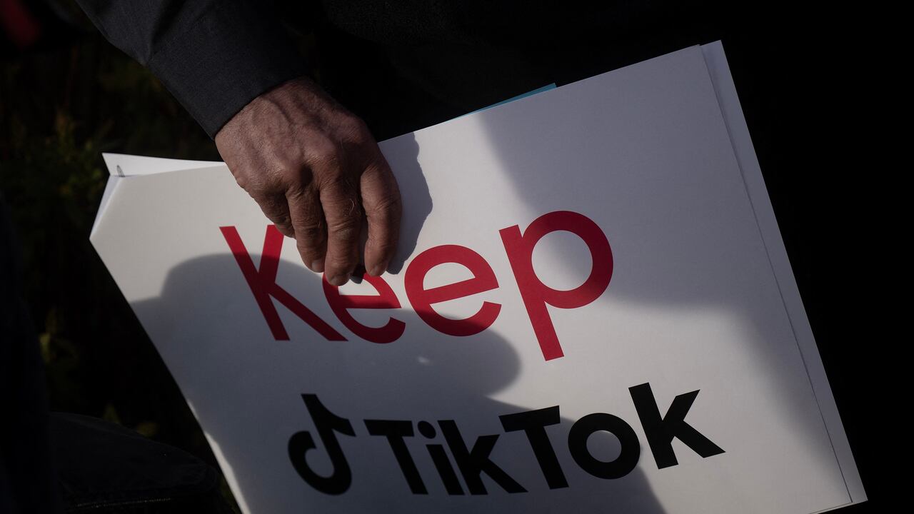 Una persona sostiene un cartel durante una conferencia de prensa sobre su oposición a la prohibición de TikTok en Capitol Hill en Washington, DC el 22 de marzo de 2023. TikTok enfrenta una prohibición en Estados Unidos después de que un tribunal de apelaciones rechazó su impugnación el 6 de diciembre de 2024.