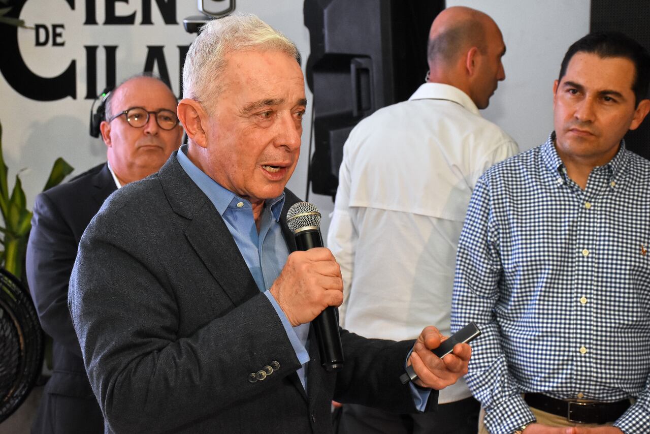 El Expresidente Álvaro Uribe Vélez habló de la consulta popular con comerciantes, empresarios y diferentes personalidades de la ciudad.