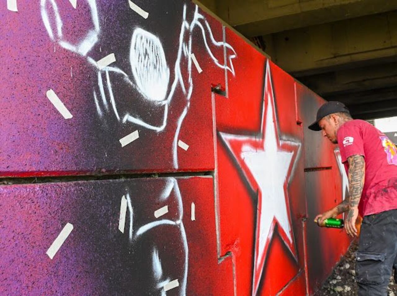 Barra del América y Alcaldía de Cali pintan nuevo mural en el puente de la Autopista Suroriental con Carrera 24, en el marco del programa ‘Cali Narrando Paz’