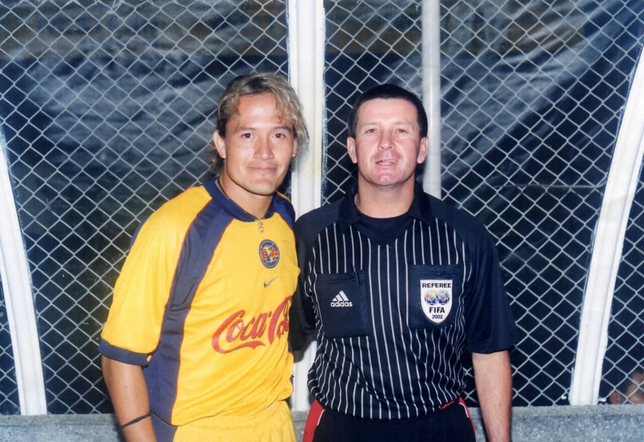 Fernando Paneso con el Luis 'el Pájaro' Hernández, futbolista mexicano.