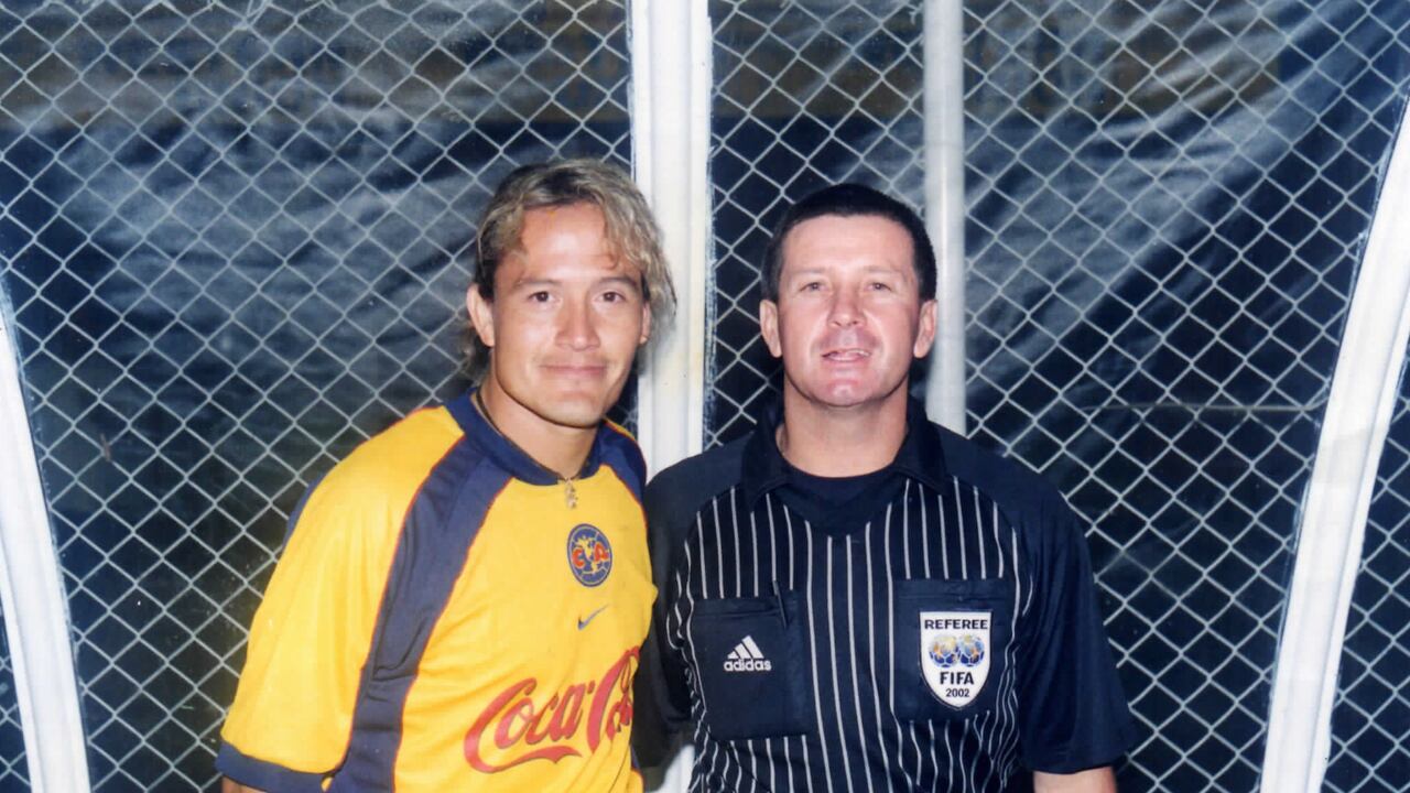 Fernando Paneso con el Luis 'el Pájaro' Hernández, futbolista mexicano.