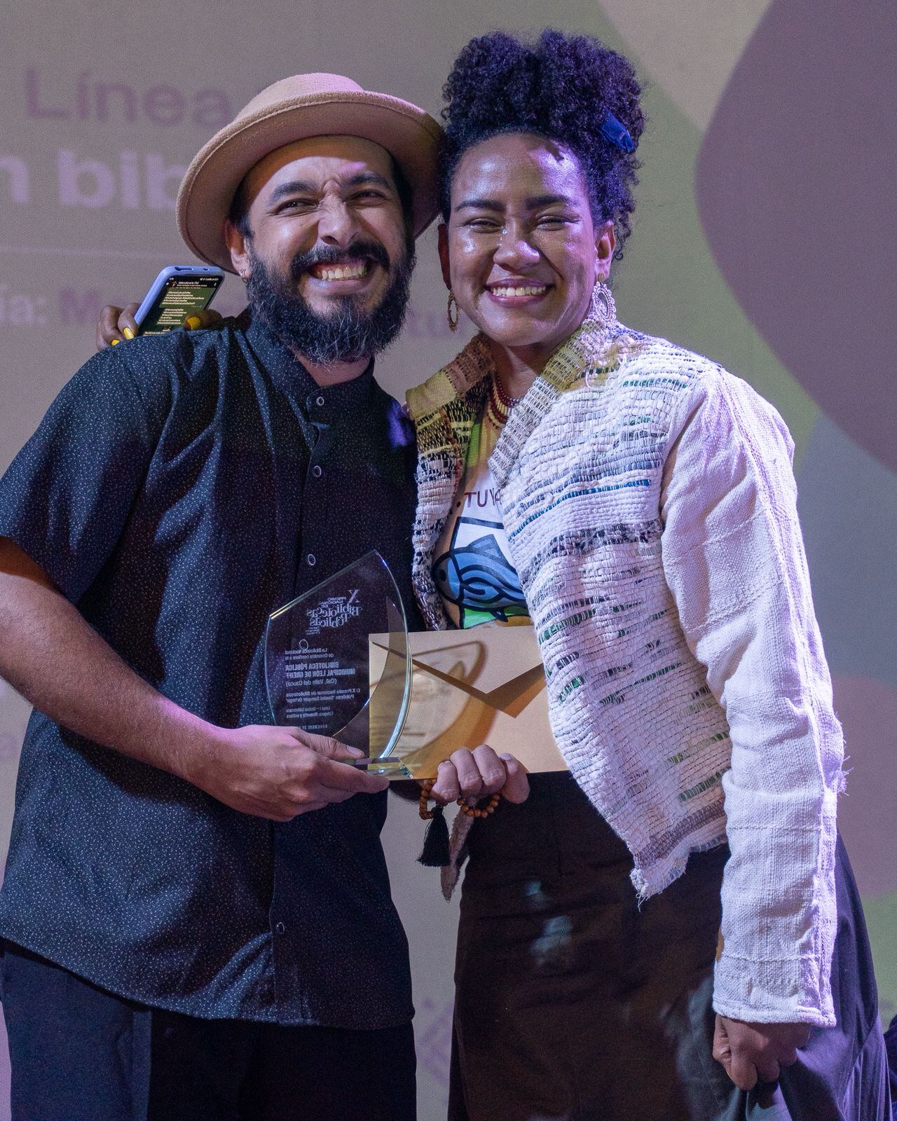 Valentina Hurtado y Felipe Salazar de la Biblioteca Pública Municipal León de Greiff.