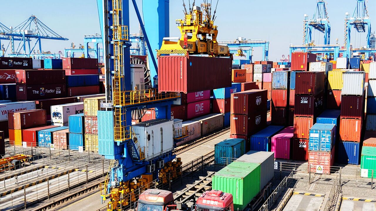 Vehículos transportan contenedores en la terminal de contenedores de comercio exterior del puerto de Qingdao en la provincia de Shandong en Qingdao, China, el 29 de enero de 2025. (Foto de Costfoto/NurPhoto vía Getty Images)