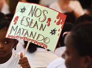 Las víctimas marcharon por la paz y rechazaron la revictimización. Levantaron sus voces por los líderes sociales asesinados y llevaron flores blancas como símbolo de esperanza en medio de la incertidumbre por el futuro del conflicto armado.