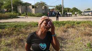 Un vecino llora durante el funeral de Jean Louis Jeune Gracien, quien fue asesinado durante un ataque de bandas armadas, en Pont-Sonde, Haití, el martes 8 de octubre de 2024.