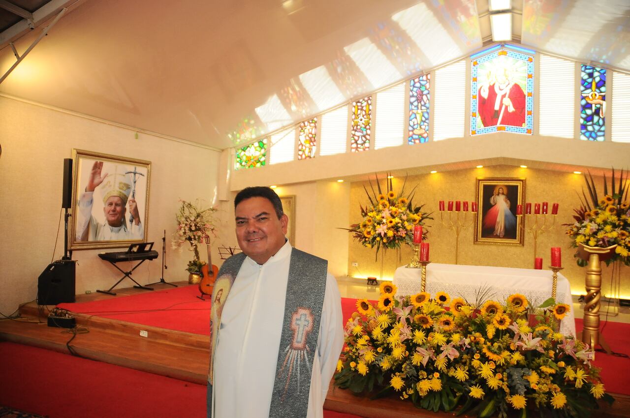 Cali: Informe domingo: Padres "taquilleros" Padre Oscar de la Vega, parroquia Juan Pablo II, Valle de Lili. foto José L Guzmán. El País. Julio 15-23