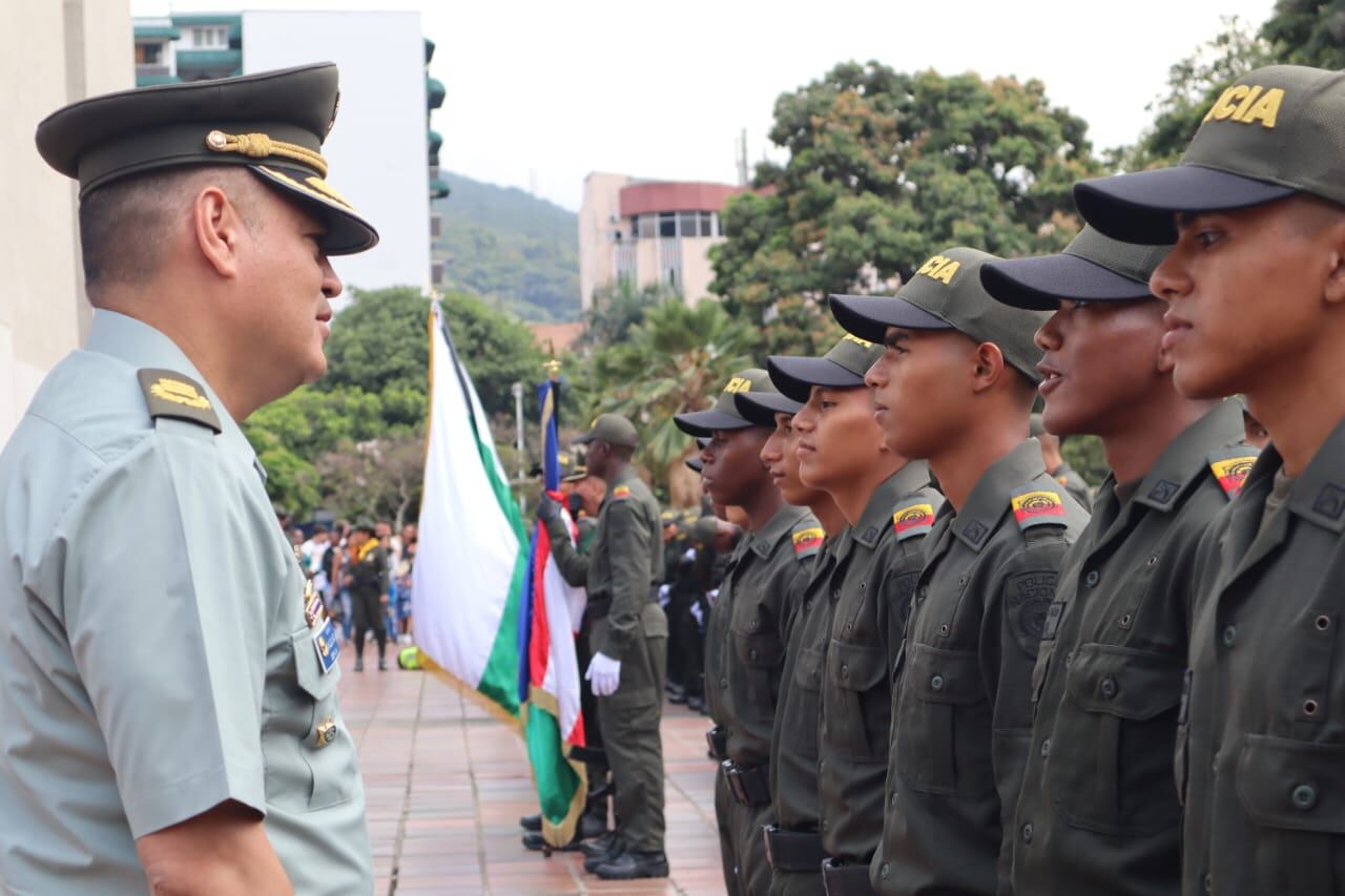 El coronel Carlos Oviedo recibió a los nuevos auxiliares de Policía que colaborarán con la prevención en Cali.