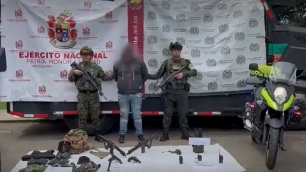 Este sujeto fue capturado cuando movilizaba a dos funcionarios de la UNP por la Panamericana y que fueron secuestrados en esa misma vía. El sujeto registra un domicilio en el sector de Puelenje, Popayán.